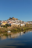 Historisches, von einer Mauer umgebenes mittelalterliches Dorf Mértola mit Burg auf einem Hügel, an den Ufern von Fluss Rio Guadiana, Baixo Alentejo, Portugal, Südeuropa