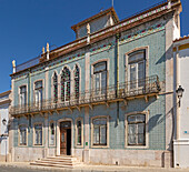 Historisches altes traditionelles portugiesisches Gebäude mit Fassade aus Keramikfliesen im Azulejo-Muster, Castro Verde, Portugal, Südeuropa