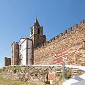 Matriz-Kirche in den Mauern der historischen Burgruine in Mourão, Alentejo Central, Distrikt Evora, Portugal, Südeuropa