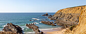 Felsige Küstenlandschaft, Strand Praia dos Alteirinhos in einer Bucht, Teil des Parque Natural do Sudoeste Alentejano e Costa Vicentina, Naturpark Costa Vicentina und Südwest-Alentejo, Zambujeira do Mar, Küstenregion Alentejo, Portugal