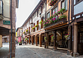 Historische Gebäude in der Stadt Ezcaray, La Rioja Alta, Spanien