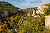Landschaftskulisse der Schlucht von Fluss Rio Júcar mit historischen Gebäuden, Cuenca, Kastilien-La Mancha, Spanien