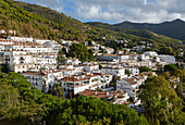 Blick über weiß getünchte Gebäude im Dorf Mijas, Costa del Sol, Provinz Malaga, Andalusien, Spanien