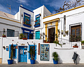 Farbenfroh weiß getünchte historische Gebäude in der Stadt Nijar, Almeria, Spanien