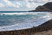 Wellen brechen am Strand von Las Negras, Naturpark Cabo de Gata, Nijar, Almeria, Spanien