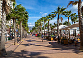 Palmen und Cafés an der Strandpromenade im Zentrum von Fuengirola, Costa del Sol, Andalusien, Spanien
