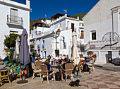 Menschen und Cafés auf dem Kirchplatz, Plaza de la Iglesia, Frigiliana, Axarquía, Andalusien, Spanien