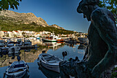 Skulptur am Hafen von Podgora, Kroatien, Europa