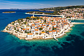 Die Halbinsel mit der Altstadt von Primosten aus der Luft gesehen, Kroatien, Europa