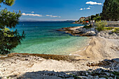 Der Bocici Strand in Okrug Gornji, Insel Ciovo bei Trogir, Kroatien, Europa 