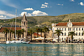 Kirche & Kloster des Hl. Dominik  und die Grundschule Petar Berislavic an der Riva Promenade in Trogir, Kroatien, Europa 