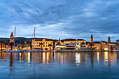 Kreuzfahrtschiff vor der Altstadt von Trogir in der Abenddämmerung, Kroatien, Europa 