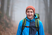 Wanderer im herbstlichen Pfälzerwald, Deidesheim, Rheinland-Pfalz, Deutschland