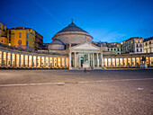 Basilica Reale Pontificia San Francesco da Paola bei Nacht,  Piazza del Plebiscito, Neapel, Kampanien, Süditalien, Italien, Europa