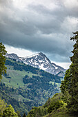 Blick auf die Schweizer Alpen vom kleinen Dorf Gruyeres im Kanton Freiburg, Schweiz