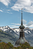 Blick auf die Schweizer Alpen vom kleinen Dorf Gruyeres im Kanton Freiburg, Schweiz