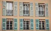 Fensterfront eines Hauses in Nizza, Frankreich