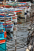 Bunte Boote im Hafen von Nizza, Port Lympia, in Frankreich