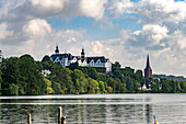 Der Große Plöner See, Nikolaikirche und Schloss Plön in Plön, Schleswig-Holstein, Deutschland 