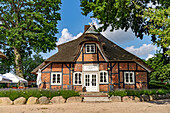 Fachwerk Bauernhaus mit Restaurant und Café auf der Prinzeninsel im Großen Plöner See bei Plön, Schleswig-Holstein, Deutschland 