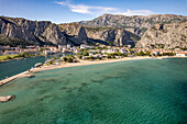 Strand Velika Plaza und Omis aus der Luft gesehen, Kroatien, Europa