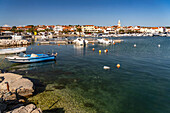 Stadtansicht und Hafen von Pakostane, Kroatien, Europa