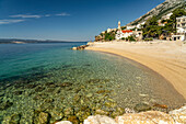 Strand und Kirche in Pisak an der Omis Riviera, Kroatien, Europa