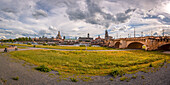 Blick auf die Altstadt von Dresden und die Augustusbrücke über der Elbe, Dresden, Sachsen, Deutschland