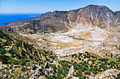 Aussicht von Nikiá auf die Caldera auf der Insel Nissyros (Nisyros, Nissiros, Nisiros) in Griechenland