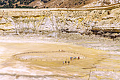 Touristen bei der Besichtigung der Caldera im Stéfanos-Krater auf der Insel Nissyros (Nisyros, Nissiros, Nisiros) in Griechenland
