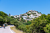 Bergstraße mit Motorroller und Bergdorf Emborió (Emporios, Emporio) auf der Insel Nissyros (Nisyros, Nissiros, Nisiros) in Griechenland