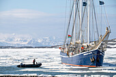 Zodiac auf dem Weg durch das Eis zur Rembrandt van Rijn, Spitzbergen, Svalbard, Norwegen, Arktis