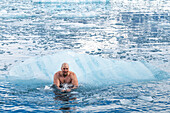 Eisbaden in arktischen Gewässern, Spitzbergen, Svalbard, Norwegen, Arktis