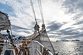  Sailing schooner Rembrandt van Rijn glides through Arctic waters, Spitsbergen, Svalbard, Norway, Arctic 