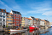 Blick auf die Häuser und Boote von Nyhavn, Kopenhagen, Dänemark