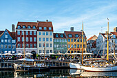 Blick auf die Häuser Kneipen und Boote von Nyhavn, Kopenhagen, Dänemark