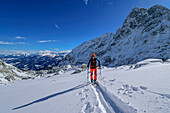 Frau auf Skitour steigt durch Kirtagskar zur Arzlochscharte auf, Großer Priel im Hintergrund, Arzlochscharte, Totes Gebirge, Oberösterreich, Österreich
