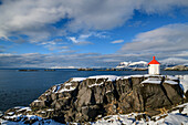 Leuchtturm mit Skaland im Hintergrund, Senja, Troms, Norwegen