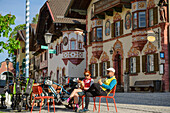 Mann und Frau beim Radfahren machen in Neubeuern Pause, Neubeuern, Bodensee-Königssee-Radweg, Oberbayern, Bayern, Deutschland