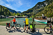 Mann und Frau stehen mit Rädern am Königssee, Schönau, Bodensee-Königssee-Radweg, Oberbayern, Bayern, Deutschland