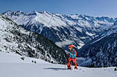 Frau auf Skitour steigt zum Mullner auf, Zillertaler Alpen im Hintergrund, Mullner, Zillertaler Alpen, Tirol, Österreich