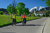 Mann und Frau fahren auf dem Bodensee-Königssee-Radweg durchs Fischbachau, Leitzachtal, Oberbayern, Bayern, Deutschland