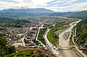 Blick über die Stadt Berat im Tal von Fluss Osum, dahinter Berge, Berat, Albanien, Europa