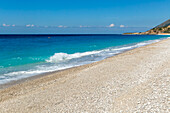 Wellen brechen am Strand von Drymades, Ionisches Meer, albanische Riviera, Dhermi, Albanien