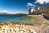 Strand Zakerjan und Zakerjan Turm in Korcula, Kroatien, Europa