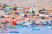 Blick auf den Hafen von Emporio, Insel Halki, Chalki, Dodekanes, Griechenland