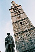 Kirchturm und Statue in Modena, Emilia Romagna, Italien