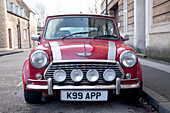 Typischer Mini Cooper Oldtimer parkt am Straßenrand,  England, Großbritannien