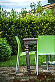 Landhaus, Vintage Tisch auf der Terrasse mit modernen Stühlen