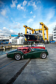 Englische Classic Cars, Oldtimer, Triumph TR3, Roadster am Jachthafen